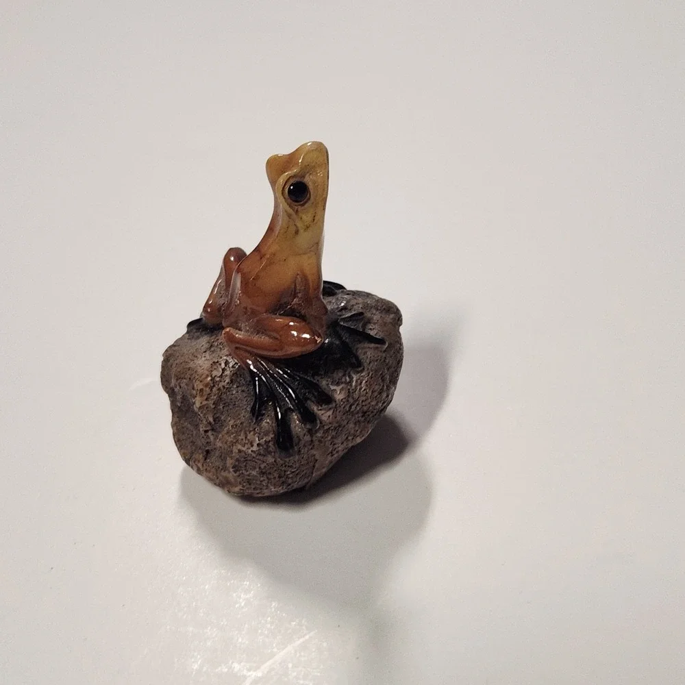 Realistic Miniature Frog on Rock Figurine Brown Tan Resin Nature Decor 1.5 Inch‎